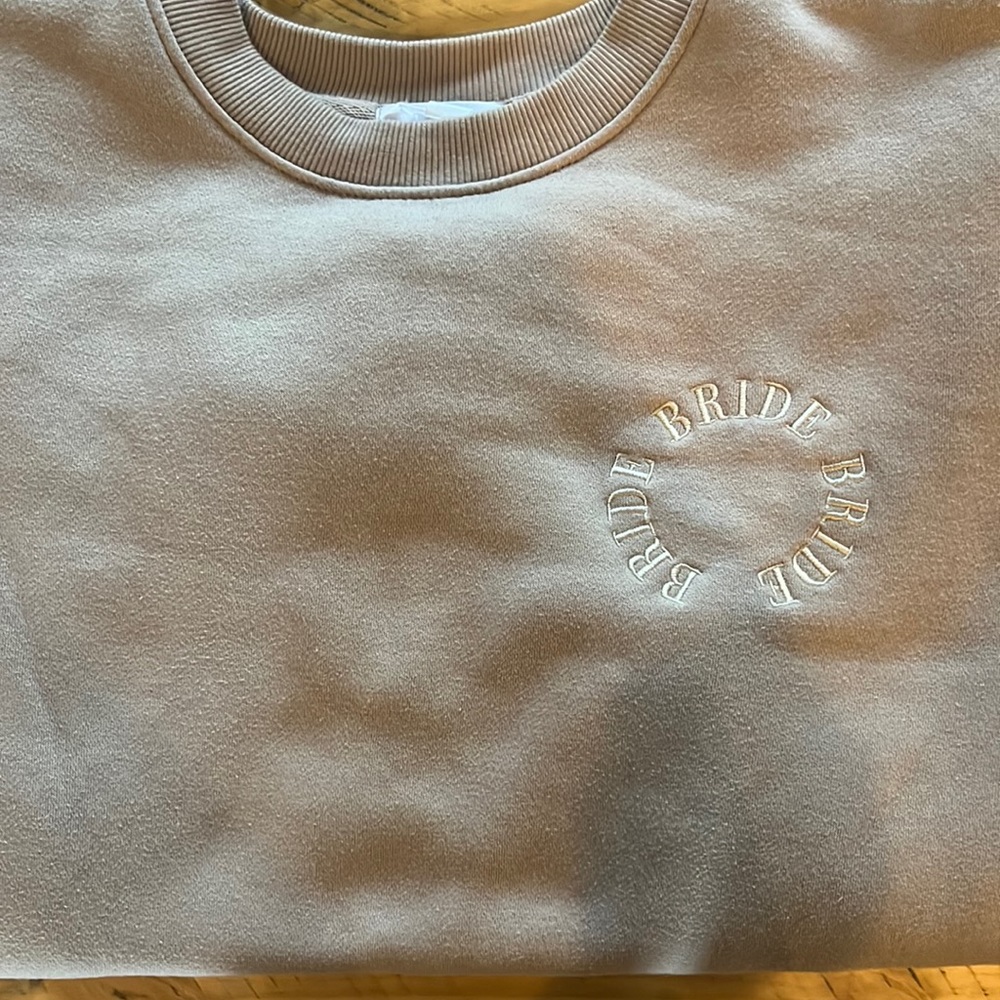 Six Stories crew neck BRIDE sweatshirt in taupe. Size L